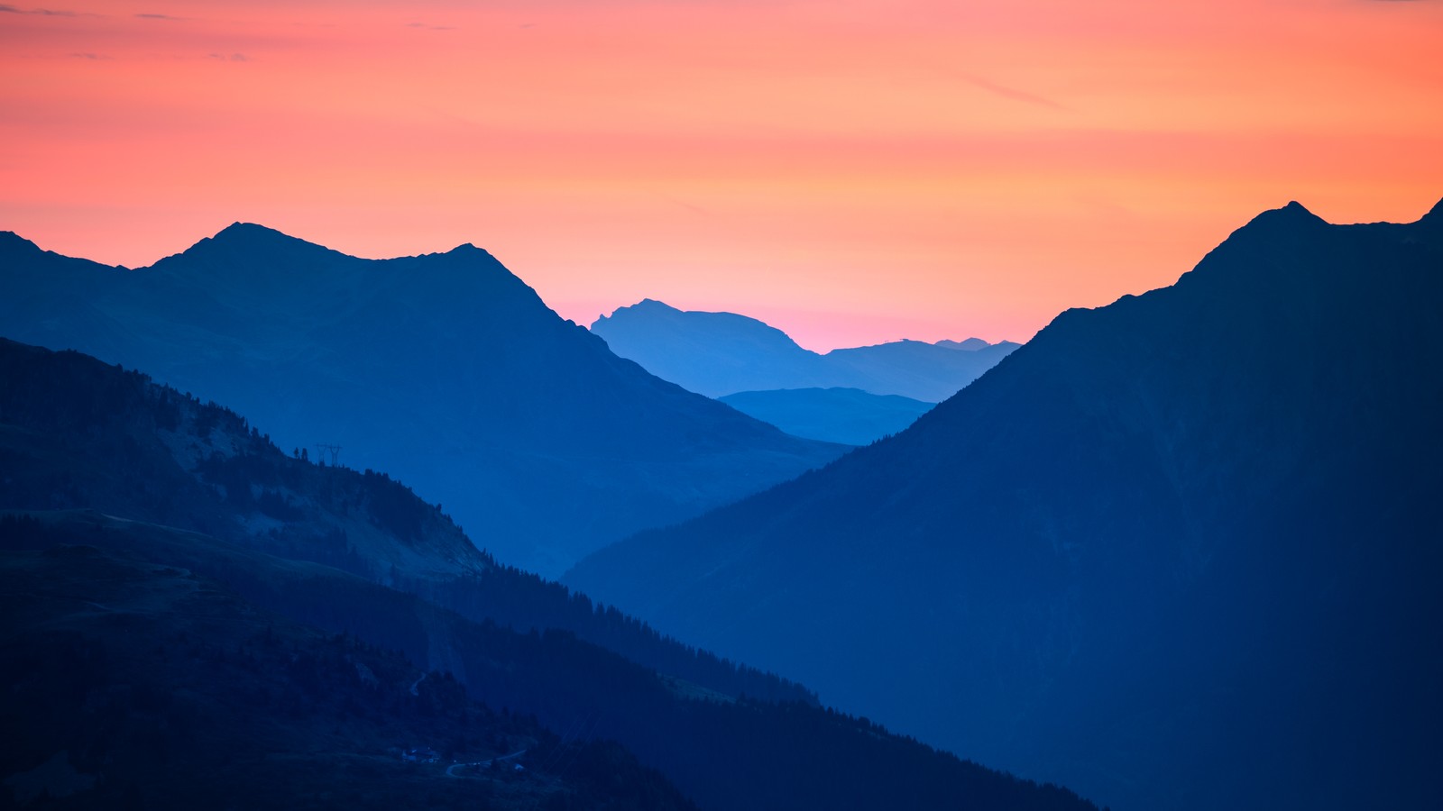 Las montañas están silhouetadas contra un cielo rosa al atardecer (col de la madeleine, atardecer, paso de montaña, francia, 5k)