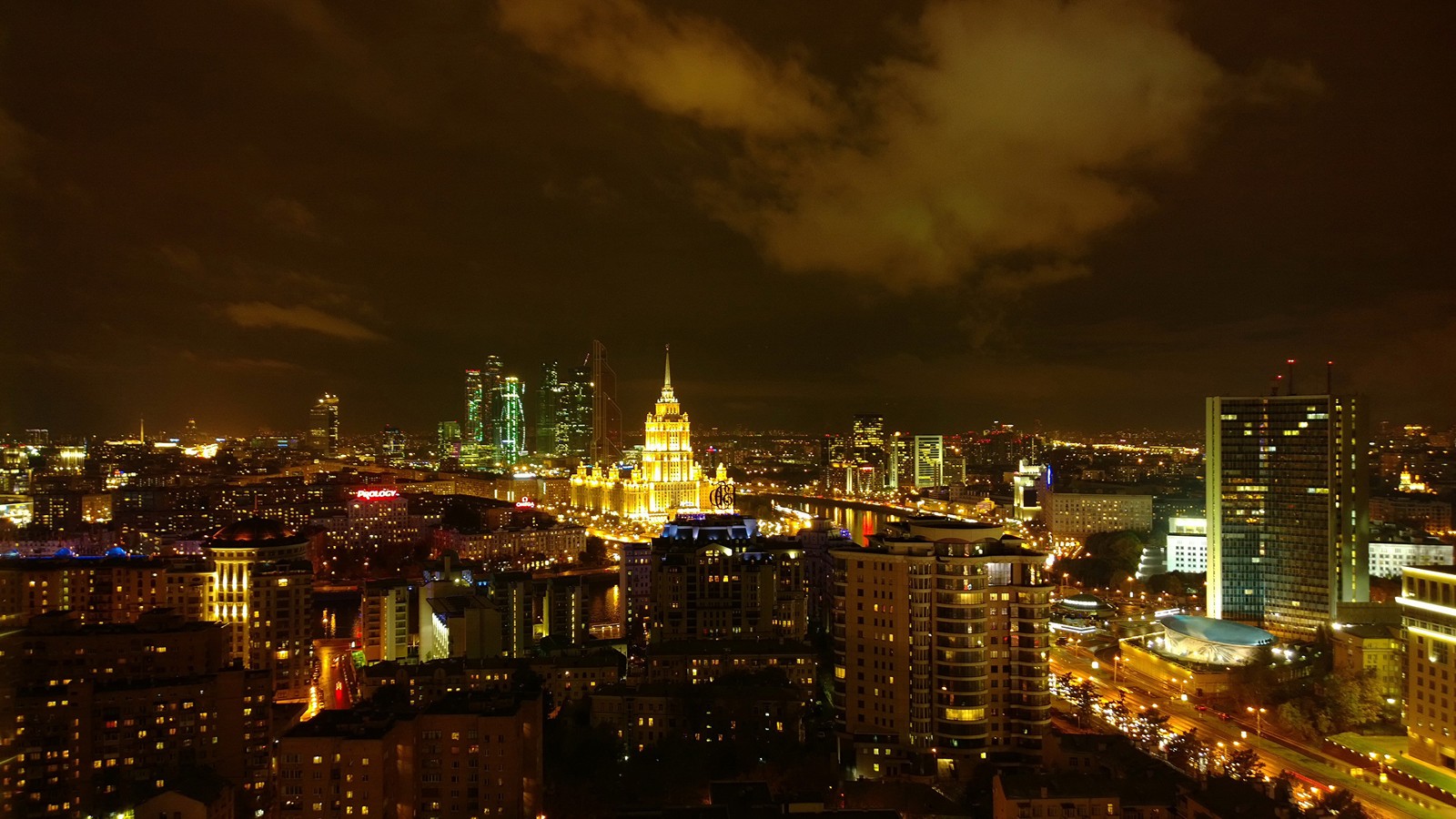 Vista noturna de uma cidade com muitos edifícios altos (moscou, noite, metrópole, cidade, paisagem urbana)