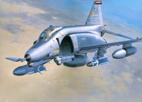 McDonnell Douglas F-4 Phantom II im Flug, der militärische Fähigkeiten mit Raketenanbau zeigt.