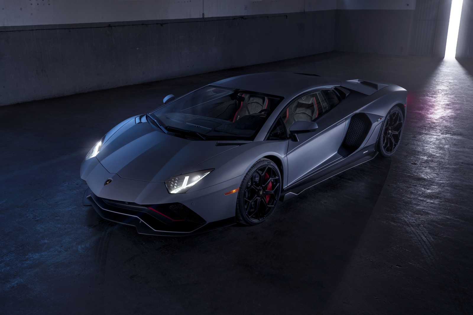 Lamborghini en un garaje oscuro con una luz brillante que entra por la ventana (lamborghini aventador lp 780 4 ultimae, coche exótico, 2022, 5k, 8k)