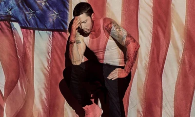 Performance introspectiva de Eminem contra um fundo de bandeira americana