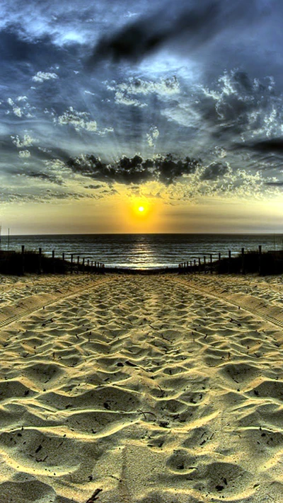 Goldener Sonnenuntergang über einem ruhigen Strandweg