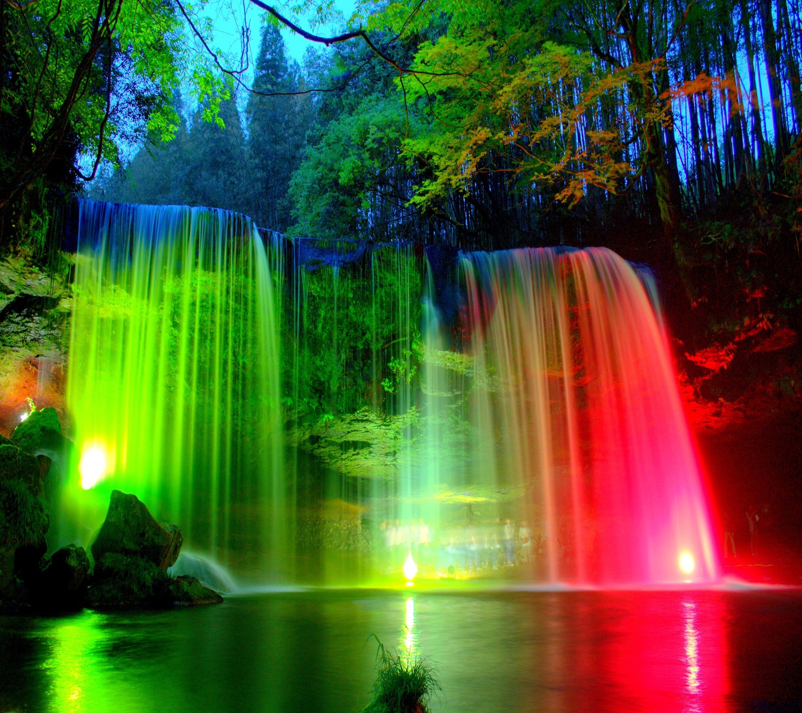 Um close de uma cachoeira com luz vermelha e verde (bonito, cachoeira)