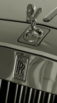 Эмблема Rolls Royce и деталь решетки Духа Экстаза