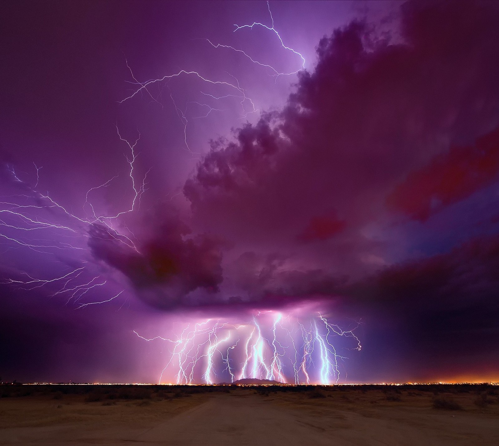 Un primer plano de una tormenta eléctrica con un cielo morado (rayos, tormenta)