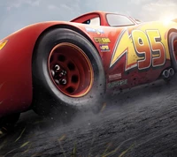 Lightning McQueen acelerando a través de una pista polvorienta en una vibrante escena animada de Cars 3.