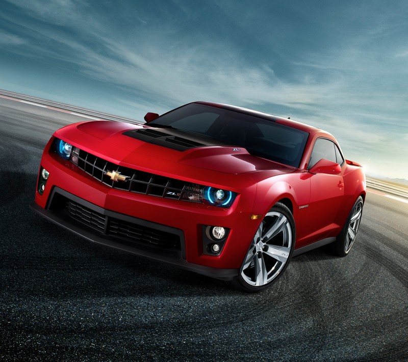 Красный chevrolet camaro едет по дороге с облачным небом (авто, camaro, машина, chevrolet, шеви)