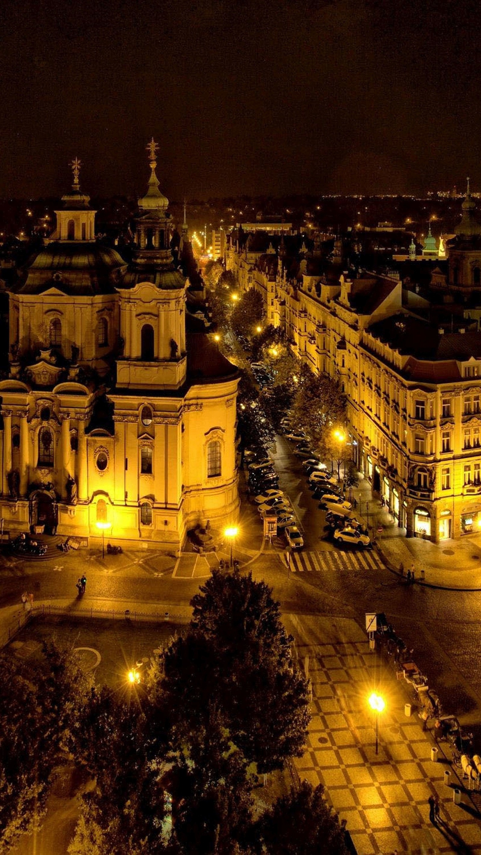 Vista nocturna de una calle de la ciudad con una torre del reloj (ciudad, noche)