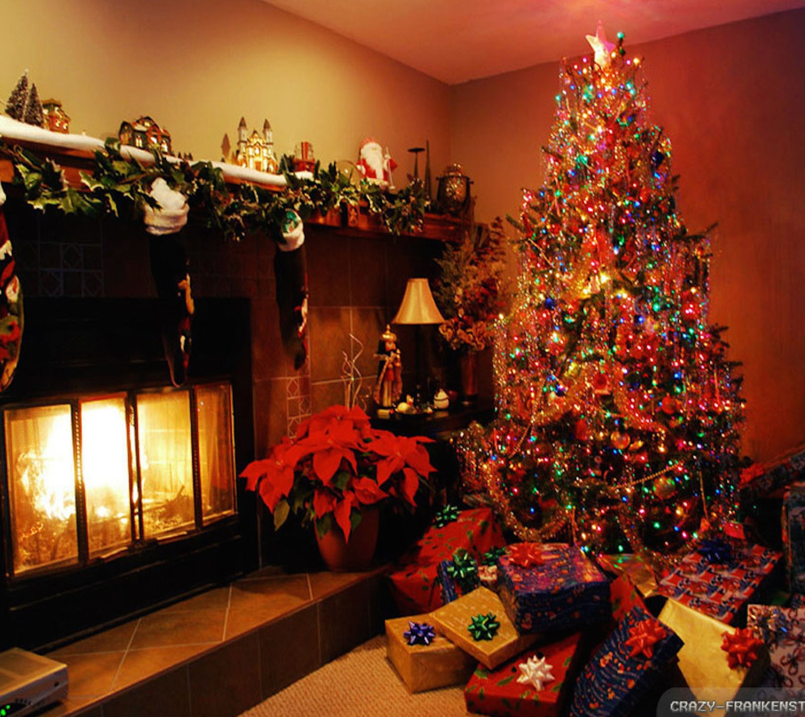 Uma árvore de natal desfocada com presentes e uma lareira em uma sala de estar (feriado, árvore)