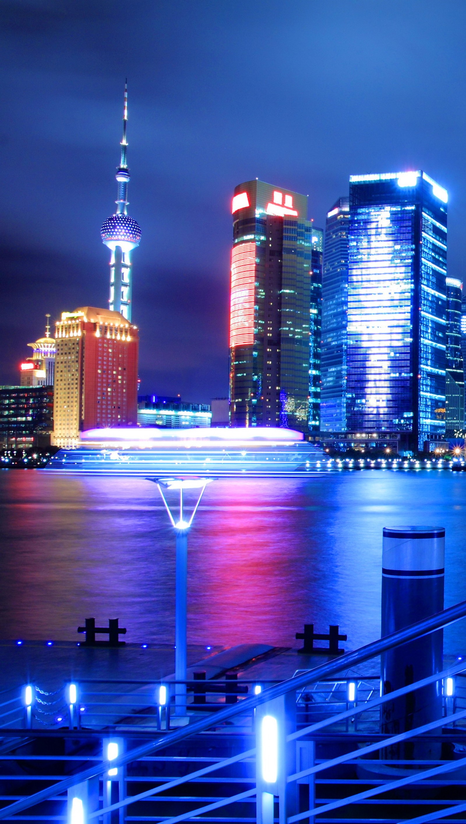 Vista noturna do horizonte da cidade com um rio e uma ponte (china, cidade, anoitecer, luz, noite)