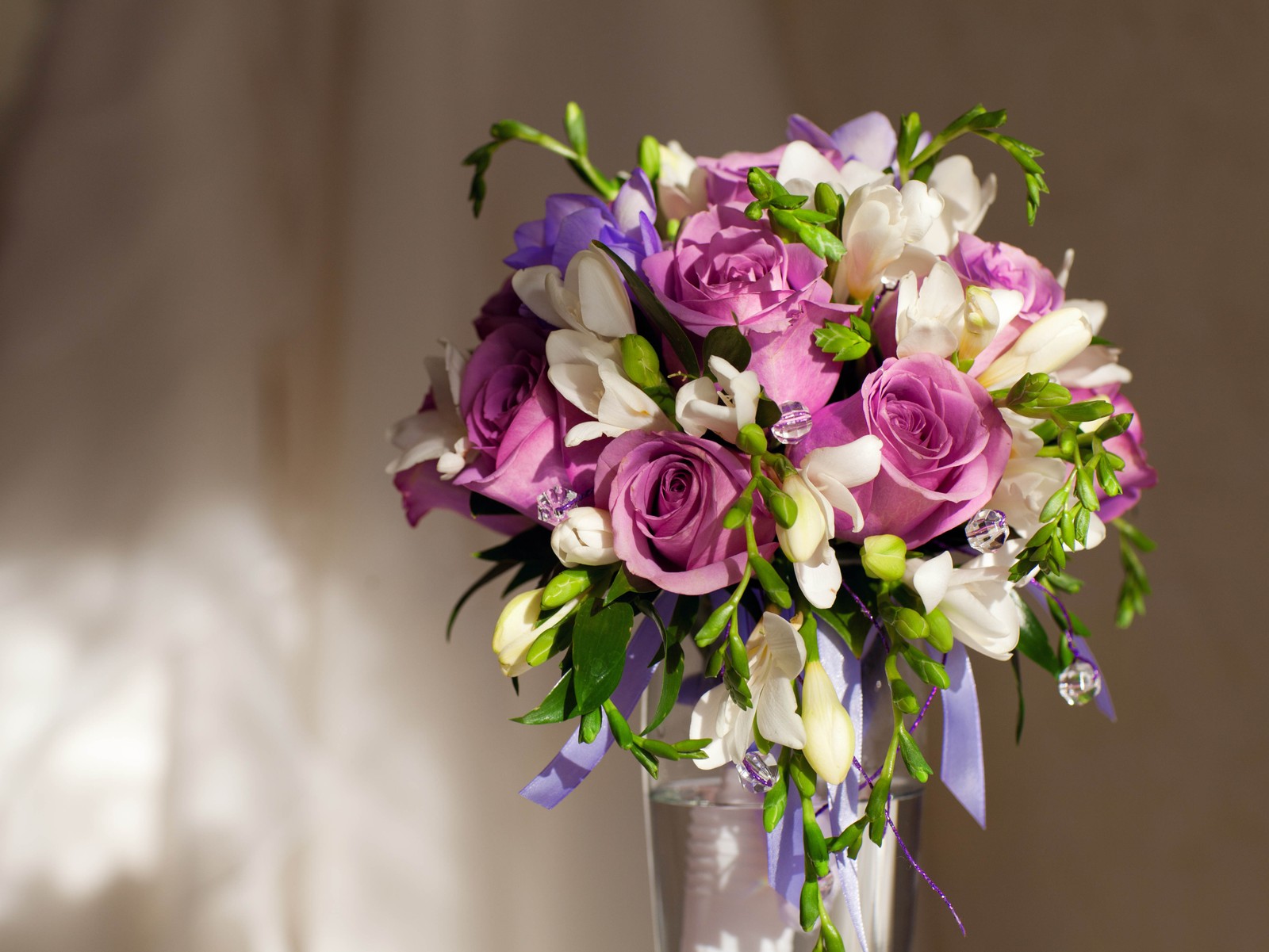 Il y a un vase avec un bouquet de fleurs sur une table (beau, fleurs, hd, paysage, nature)