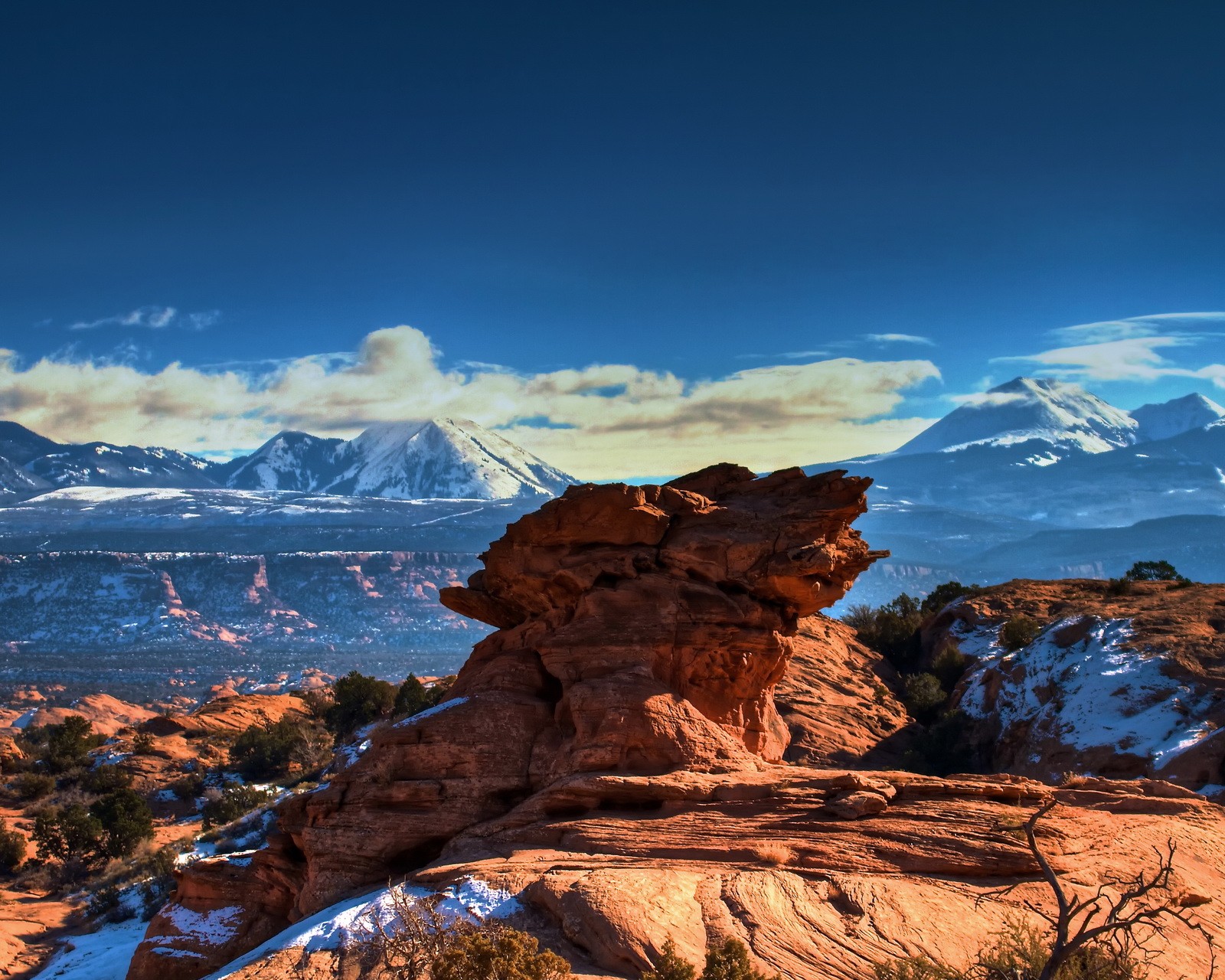 Formation rocheuse d'arafed dans le désert avec des montagnes enneigées en arrière-plan (beau, nuages, hd, paysage, montagnes)