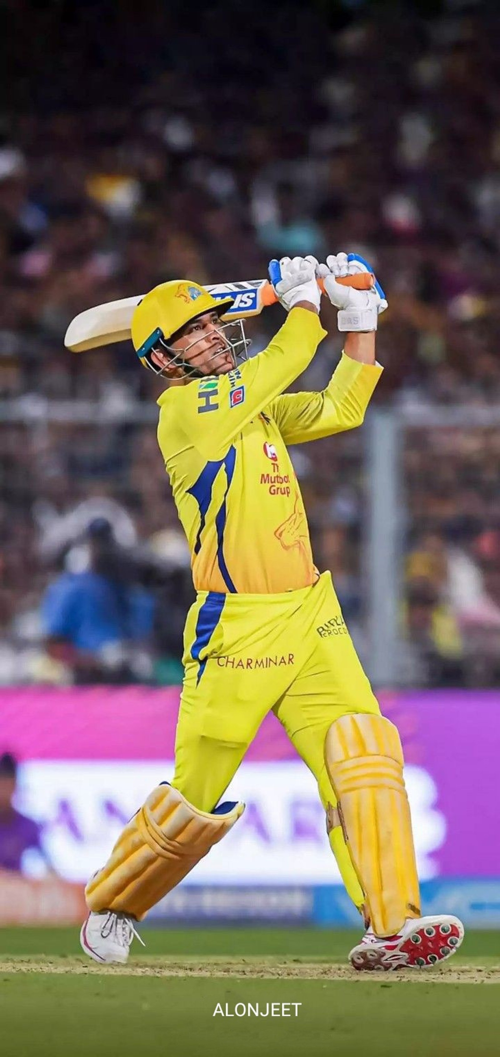 Joueur de cricket en uniforme jaune frappant une balle (dhoni, ms, thala)