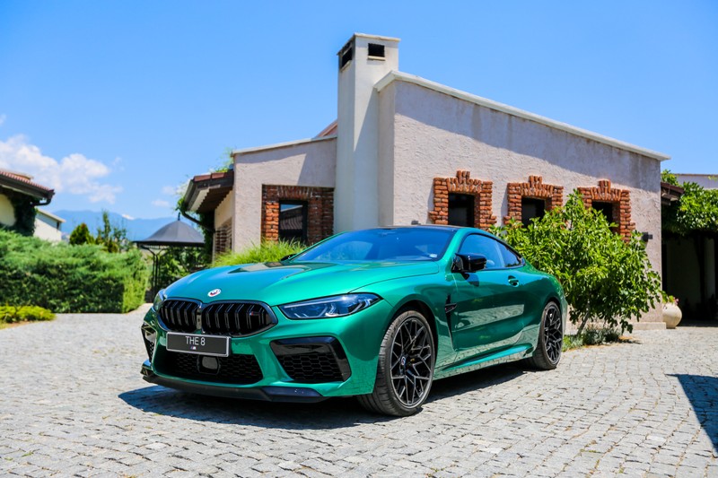 Зеленый bmw m8 купе, припаркованный перед домом (bmw m8 competition coupé, 2022, 5k, машины, обои 4k)