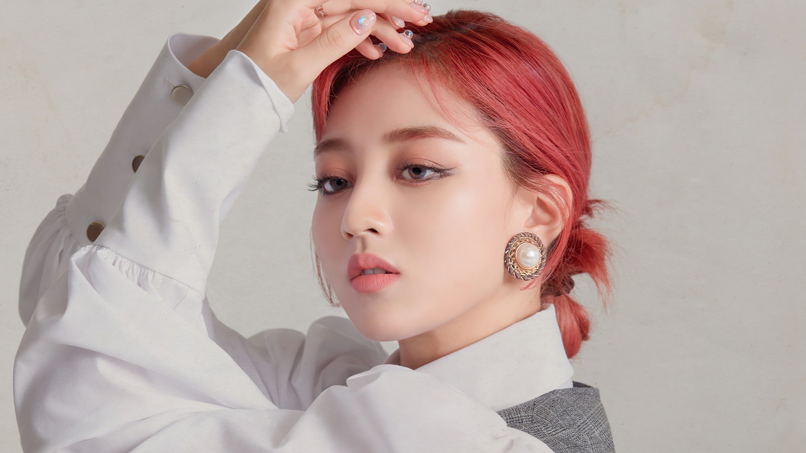 Un primer plano de una mujer con cabello rojo usando una camisa blanca (twice kpop, 트와이스, kpop, k pop, chicas)