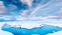 Azurblauen Becken inmitten schneebedeckter Landschaften in Island