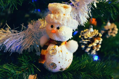 Verspielte Schneemann-Ornamente, geschmückt mit festlichen Dekorationen, eingebettet zwischen den Zweigen des Weihnachtsbaums.