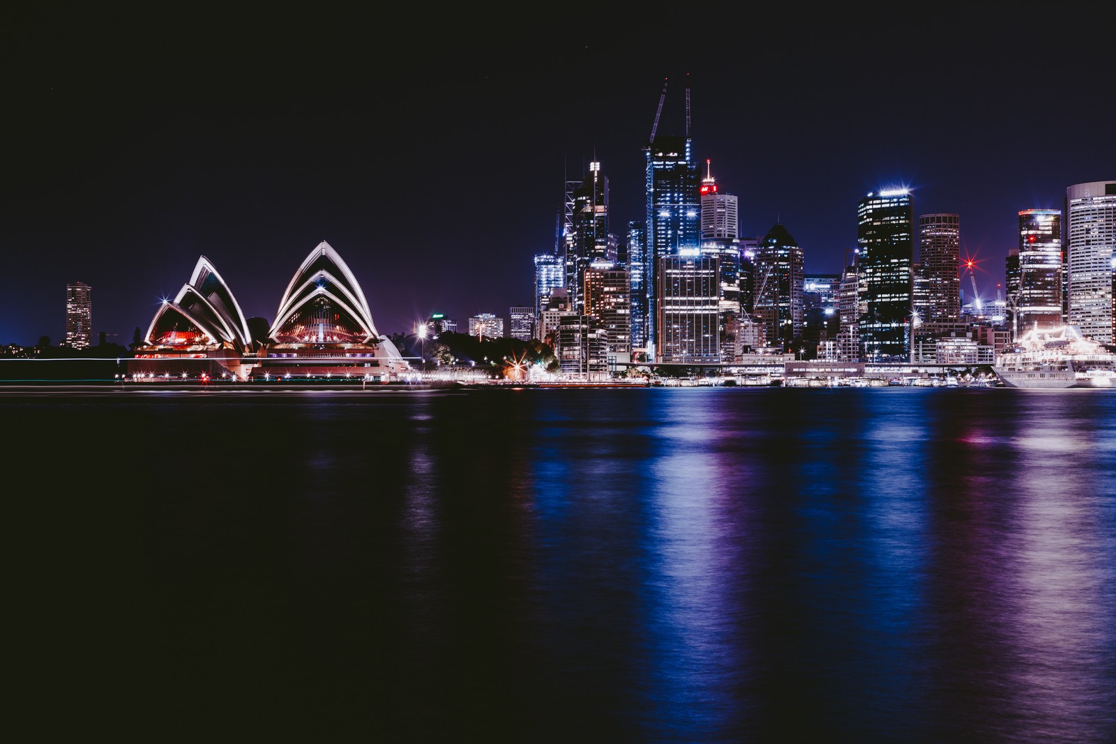 Vue arabe de la ligne d'horizon de la ville la nuit avec un pont (paysage urbain, ville, horizon, métropole, nuit)