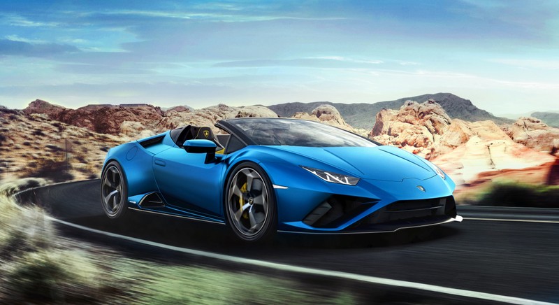 Синий спортивный автомобиль lamborghini едет по дороге в горах (lamborghini huracan evo rwd spyder, 5k, 2020, машины, обои 4k)