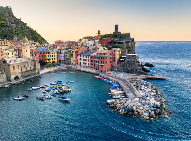 Вид на порт с лодками и зданиями на берегу (вернацца, чинкве терре, cinque terre, италия, живописный)