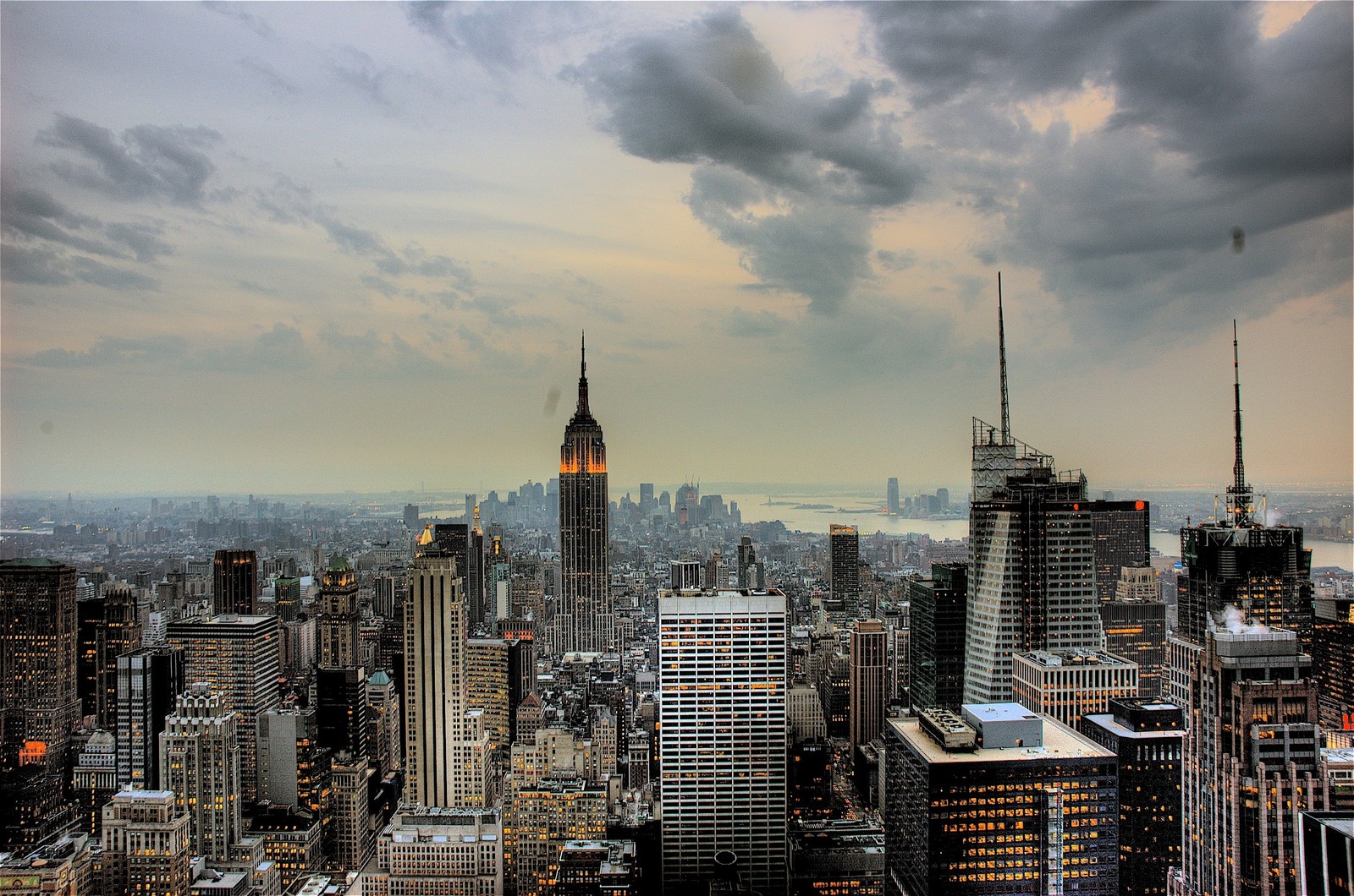 Una vista árabe de una ciudad con muchos edificios altos (panorama, día, ciudad, nueva york, new york city)