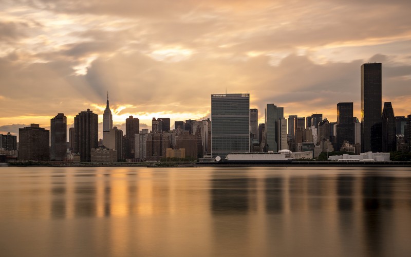 Арафед вид на городской горизонт с водоемом (нью йорк, new york city, городской пейзаж, город, горизонт)