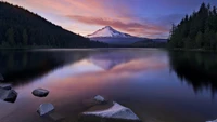 Amanhecer Tranquilo Reflexão das Montanhas em Lago Sereno