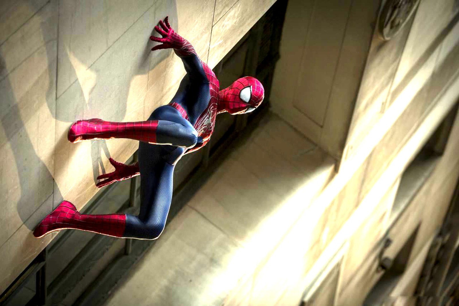 Spider-man suspendu d'un bâtiment dans un costume (spider man, costume, marvel studios, film, harry osborn)