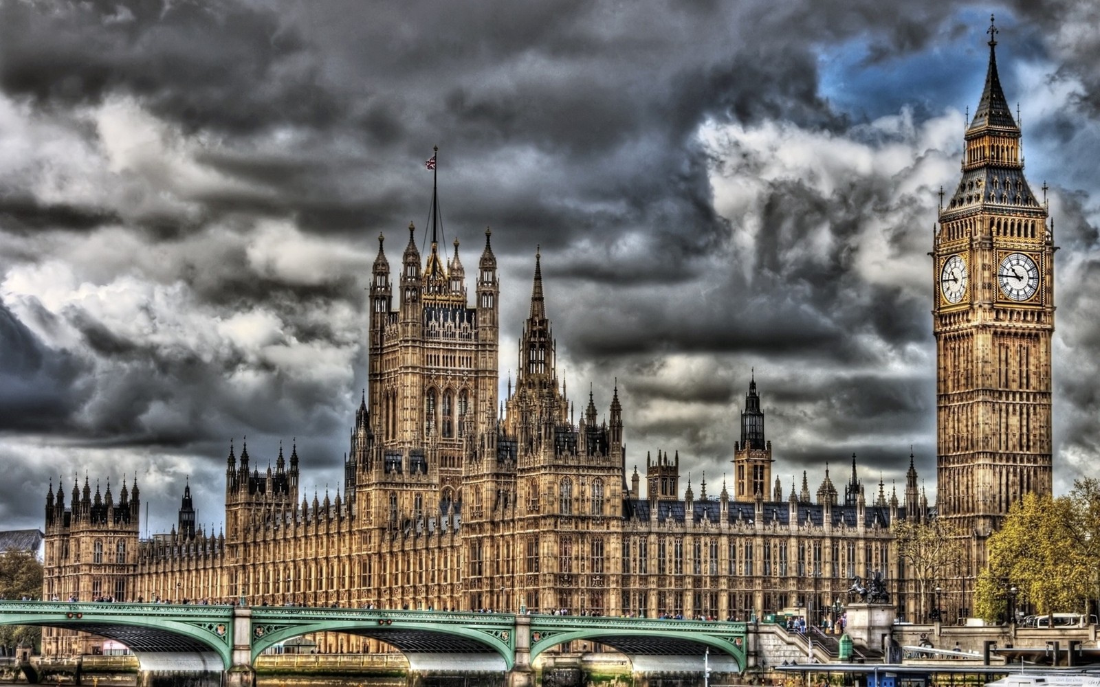 Uma vista de um grande prédio com uma torre do relógio e uma ponte (casa do parlamento, palácio de westminster, big ben, rio tâmisa, marco)