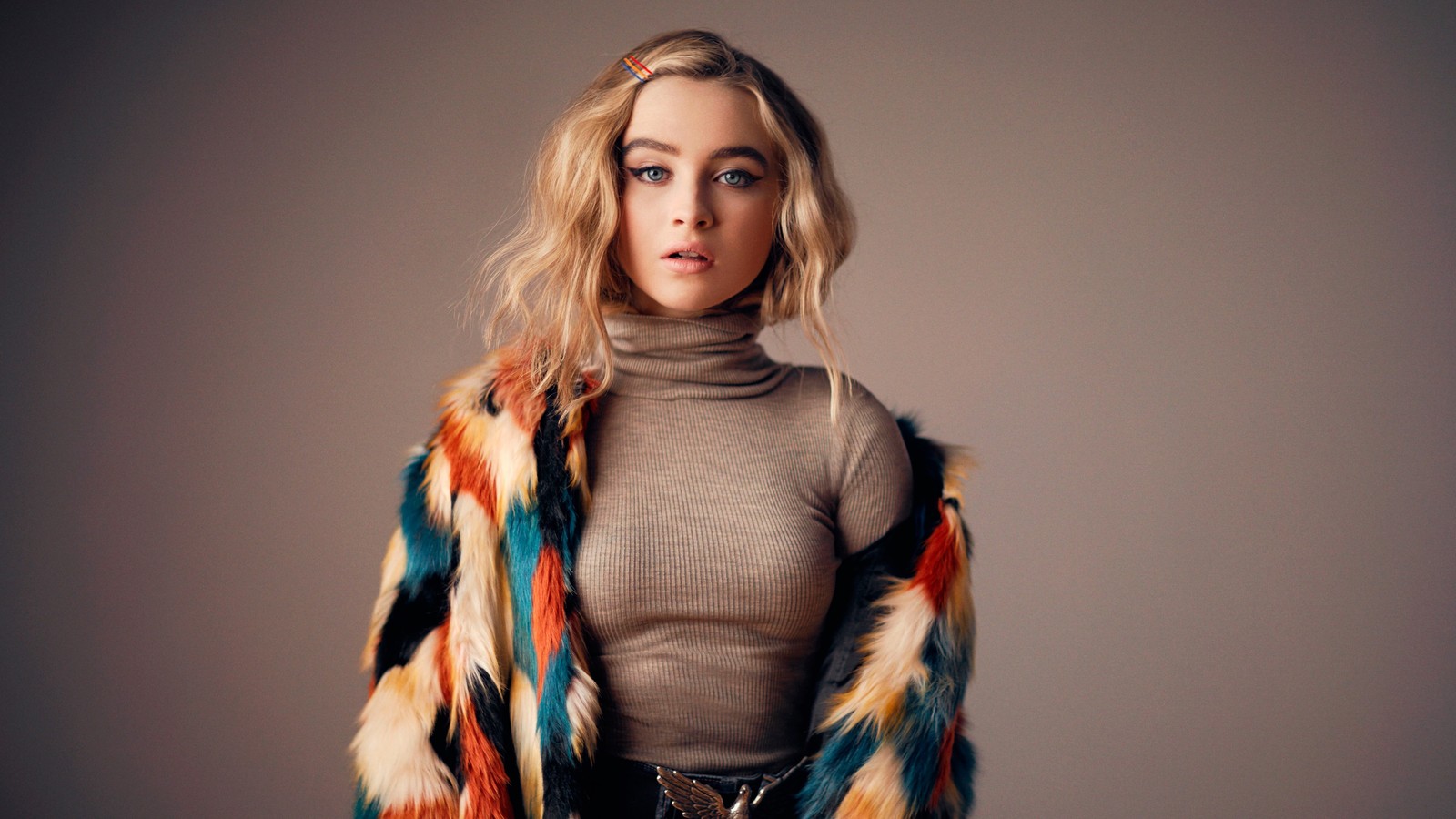 Imagen borrosa de una mujer con un abrigo de piel posando para una foto (sabrina carpenter, celebridad, cantante, rubia, chicas)