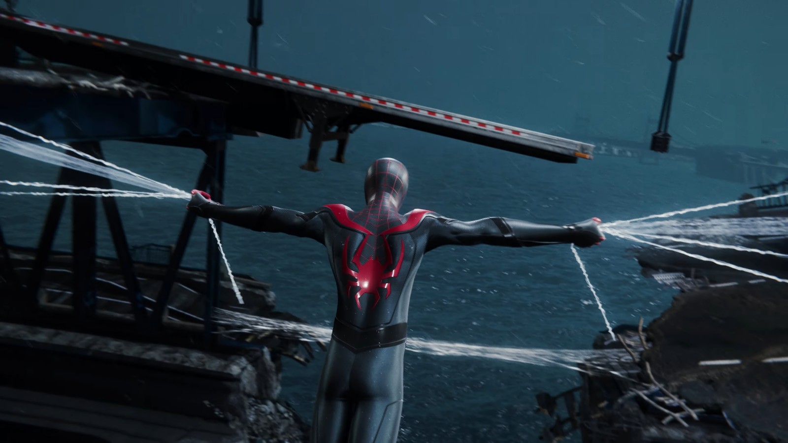 Un homme arabe en costume noir se tenant sur un pont avec une toile d'araignée (marvels spider man miles morales, ps5, playstation, jeu vidéo)