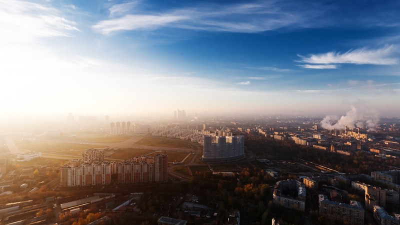 Арабский вид города с множеством зданий и много дыма (москва, городская территория, облако, городской пейзаж, город)