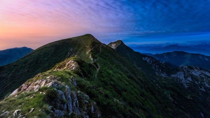 Вид на гору с травяным склоном и небесным фоном (monte tamaro, горы, утро, пик, пейзаж)