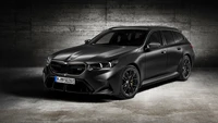 BMW M5 2024 en noir élégant : un fond d'écran 5K époustouflant pour les passionnés de voitures