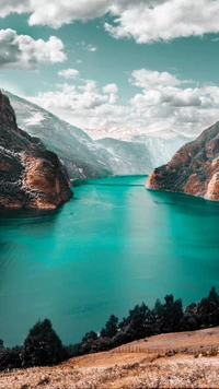 Deslumbrante paisagem alpina com lago azul e montanhas majestosas