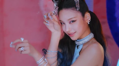 Yeji von ITZY zeigt lebendige Ausstrahlung in einer bunten Szene aus dem Musikvideo "Loco".