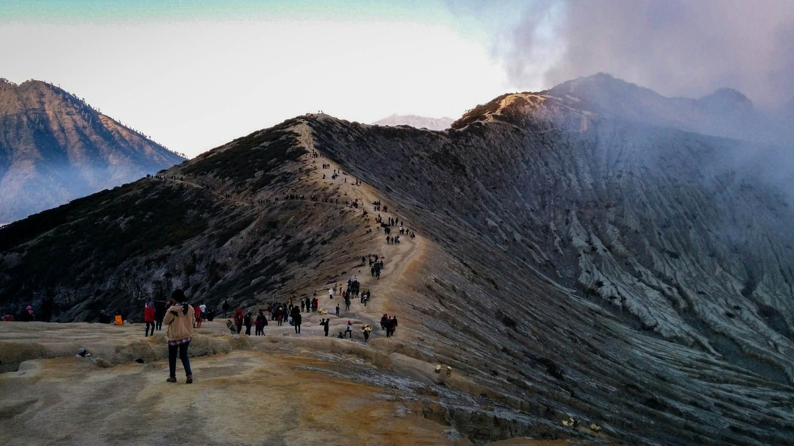 Les gens montent une montagne avec une grande colonne de fumée (mont bromo, mount bromo, volcan, montagne, formes montagneuses)