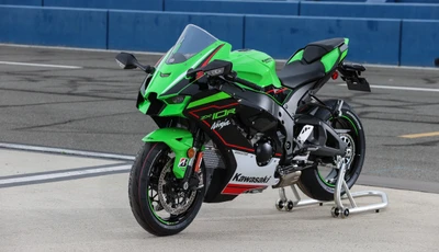 Kawasaki Ninja ZX-10R: Спортивный мотоцикл 2021 года в ярко-зеленом и черном цвете на треке