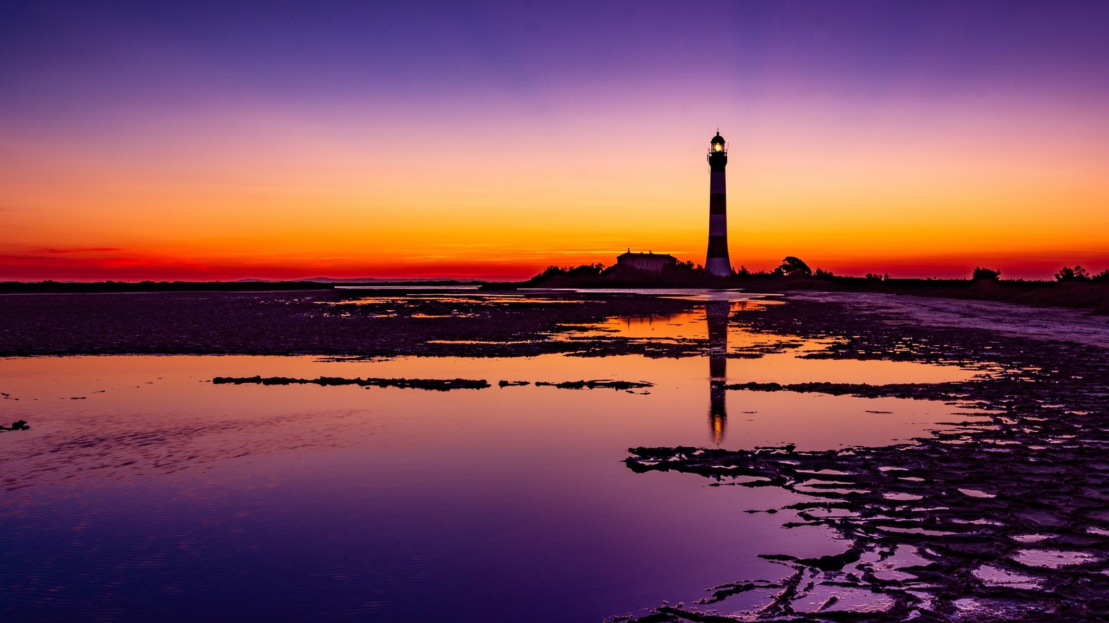 Farol distorcido ao pôr do sol com reflexo na água e no céu (colorido, céu, farol, nascer do sol, cenário)