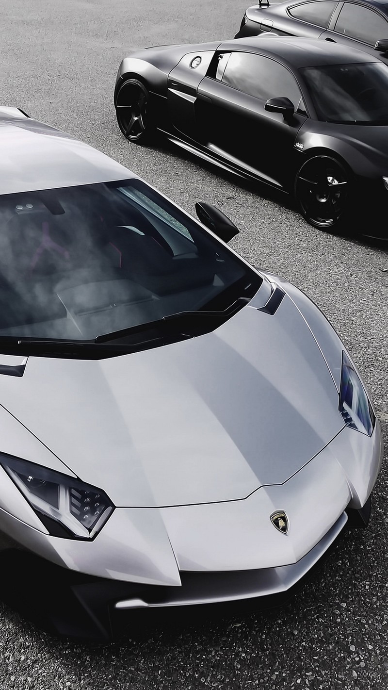 Близкий план серебристого спортивного автомобиля, припаркованного на парковке (lamborghini aventador, lamborghini, машины, лобовое стекло, суперкар)