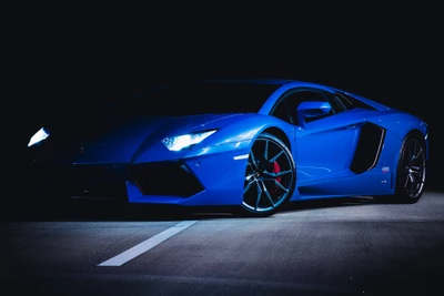 Sleek azul Lamborghini Huracan en ambiente oscuro