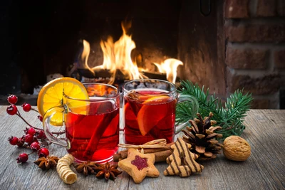 Vinho quente festivo com iguarias de Natal ao pé da lareira