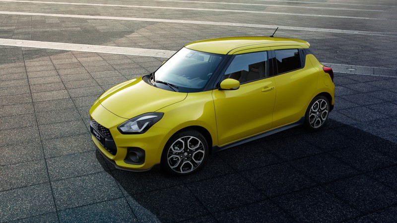 Желтый suzuki swift припаркован на мощеной улице (сузуки, suzuki, машины, спортивный автомобиль, колесо)