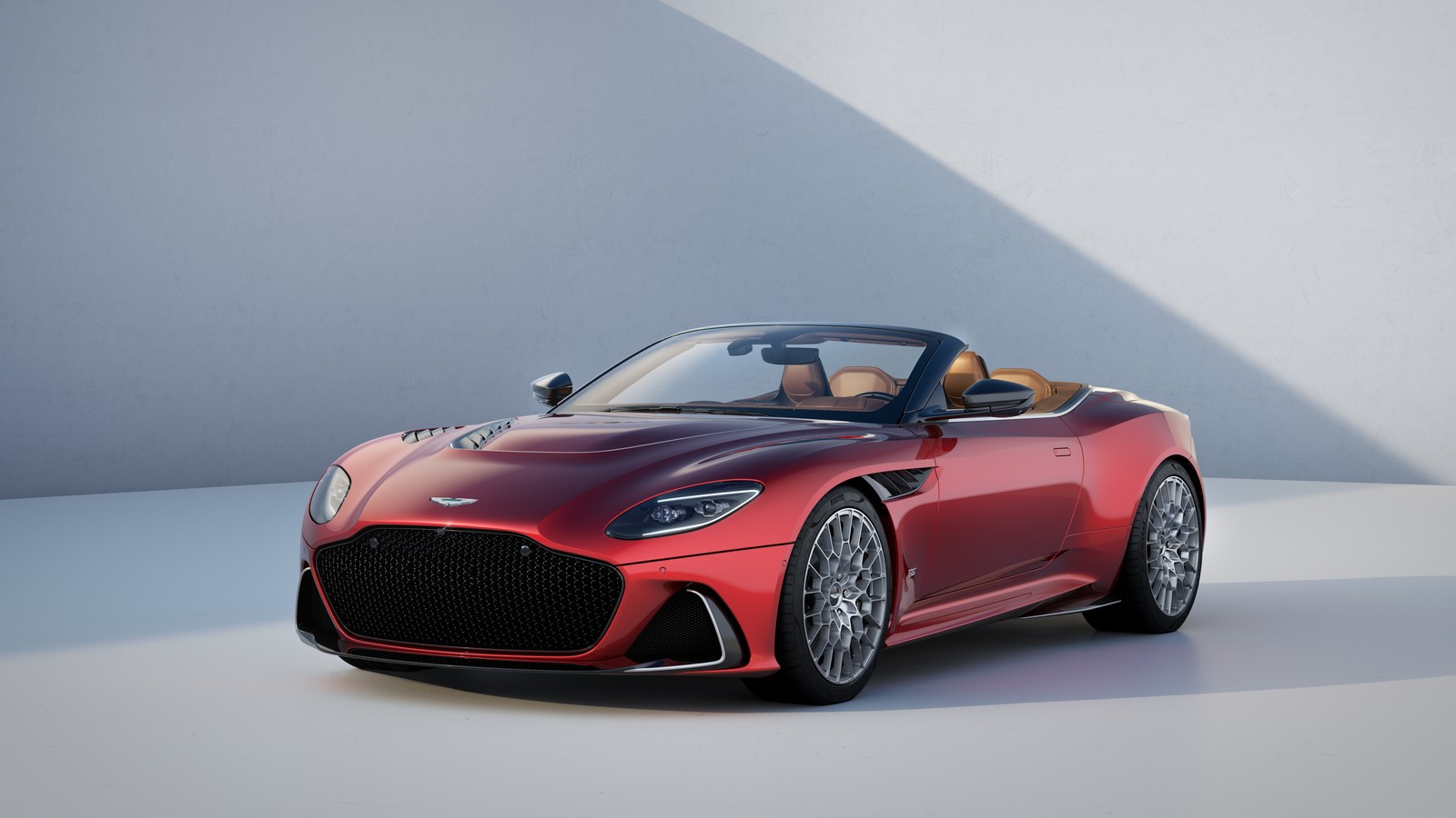 Ein rotes sportauto wird in einem studio präsentiert (aston martin dbs 770 ultimate, 2023, 5k, 8k, autos)