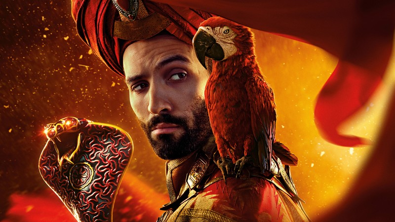 Крупный план мужчины с попугаем на голове (джафар, аладдин 2019, aladdin 2019, фильм, марван кензари)