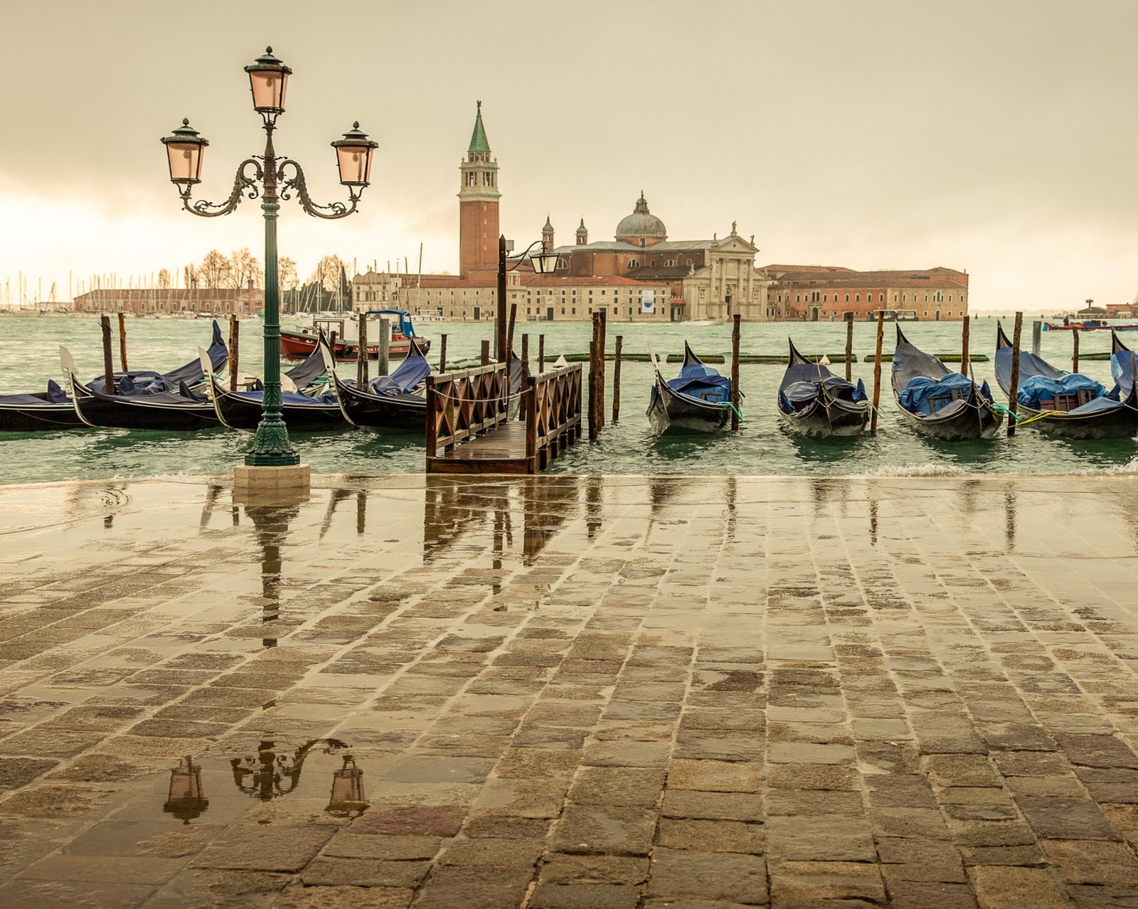 Il y a de nombreux bateaux qui sont à l'eau (bateaux, italie, lac, pluie, ville)