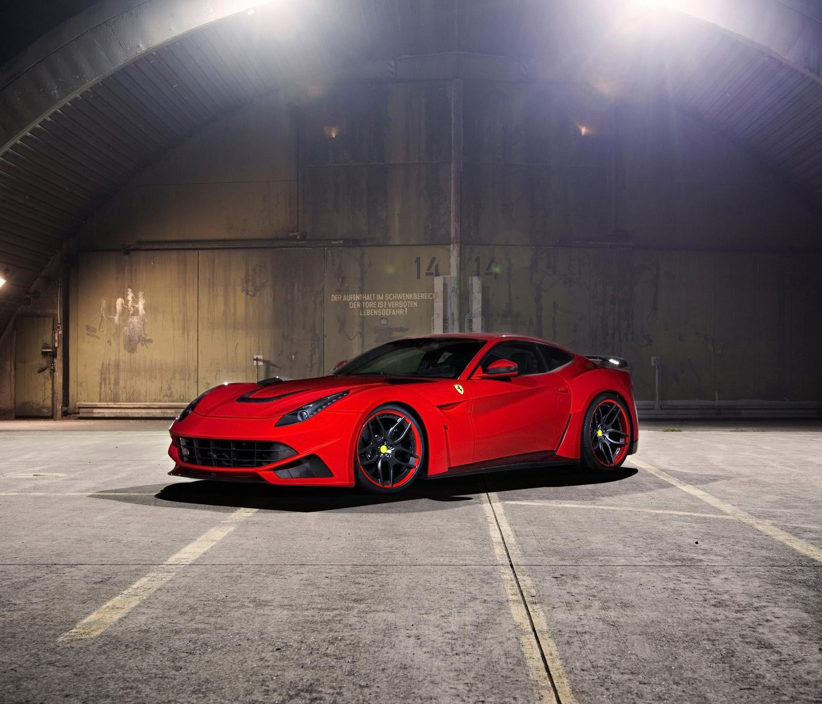 Un coche deportivo ferrari rojo estacionado en un aparcamiento (para, necesidad, velocidad)