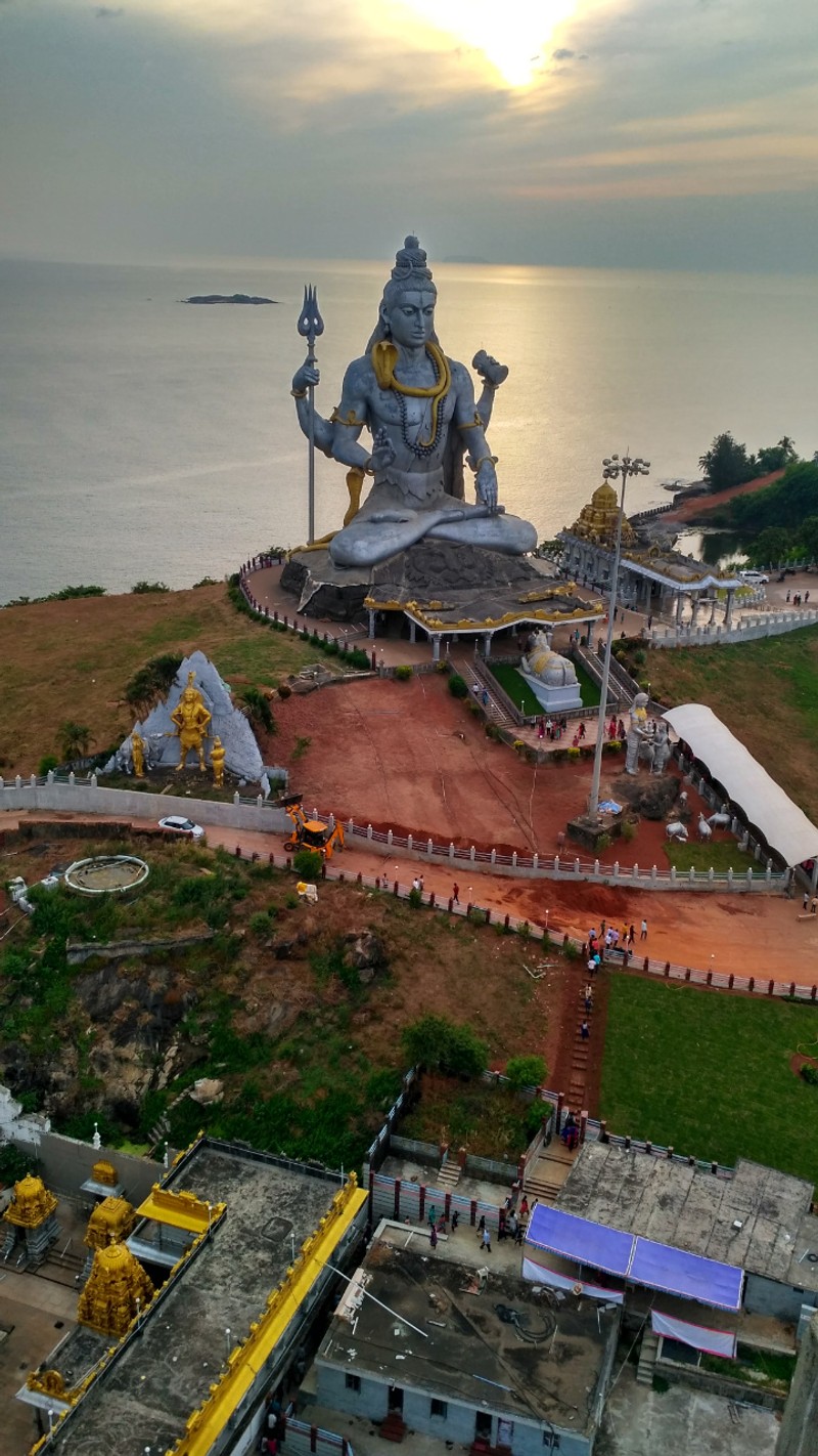 Вид на статую бога на холме с видом на океан (лорда шива, murudeshwara, шива, shiva, сива)