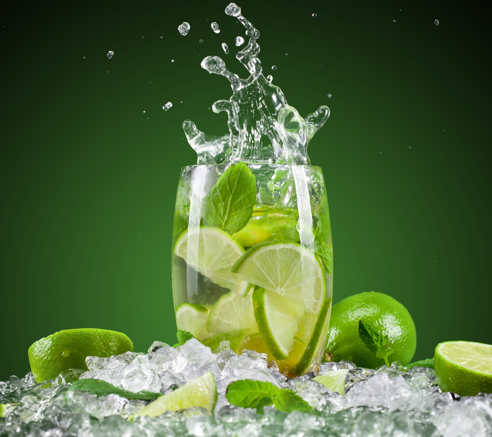 There is a glass of water with limes and lime slices (cool, drink, fruits, hd)