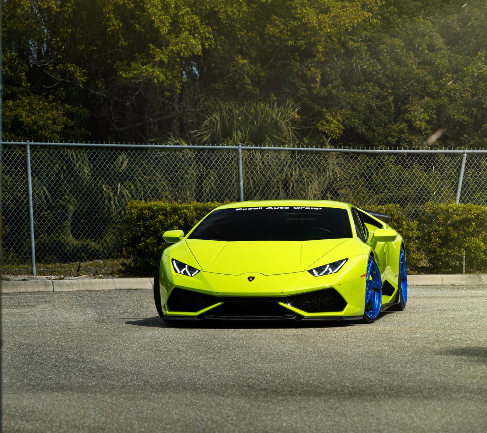 Primer plano de un coche deportivo amarillo estacionado en un estacionamiento (huracan, lamborghini, modificado, supercoche, ajuste)